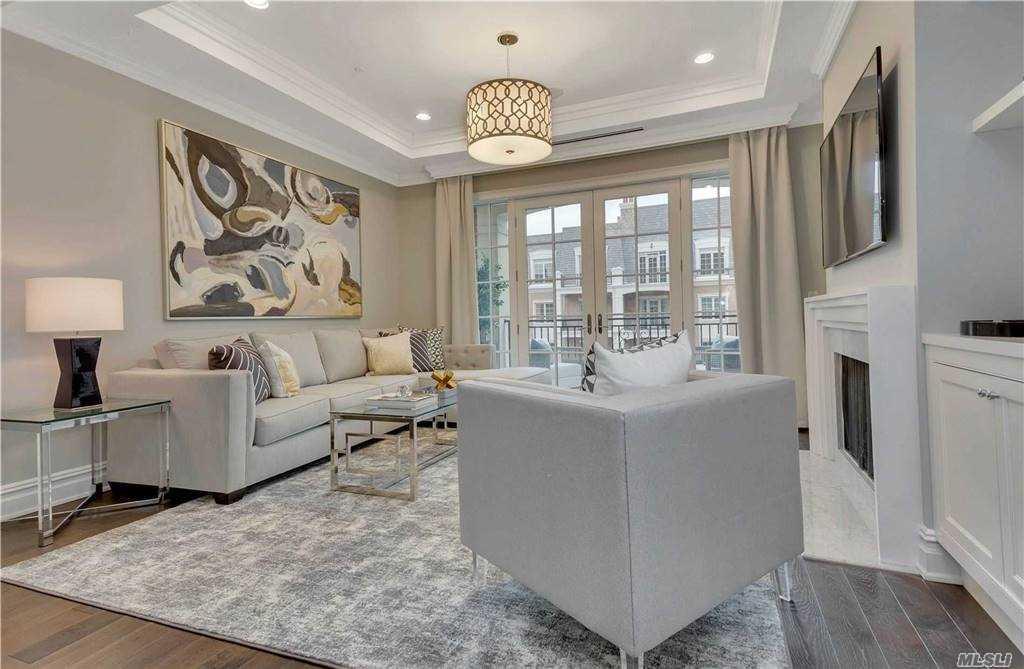 1000 Royal Court 1203