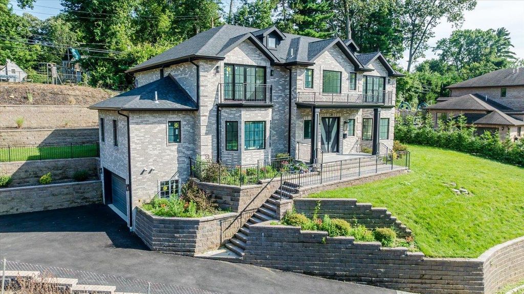 Photo of 34 Woodland Place, Great Neck, NY 11021 (MLS # 890672)