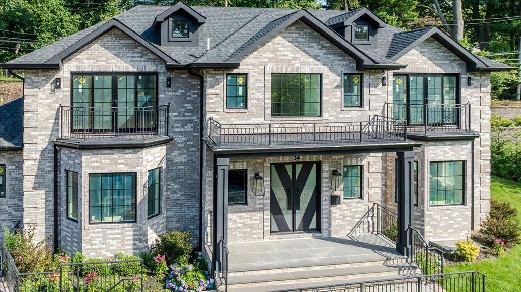 Photo of 34 Woodland Place, Great Neck, NY 11021 (MLS # 890672)