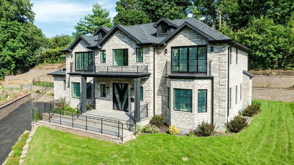 Photo of 34 Woodland Place, Great Neck, NY 11021 (MLS # 890672)