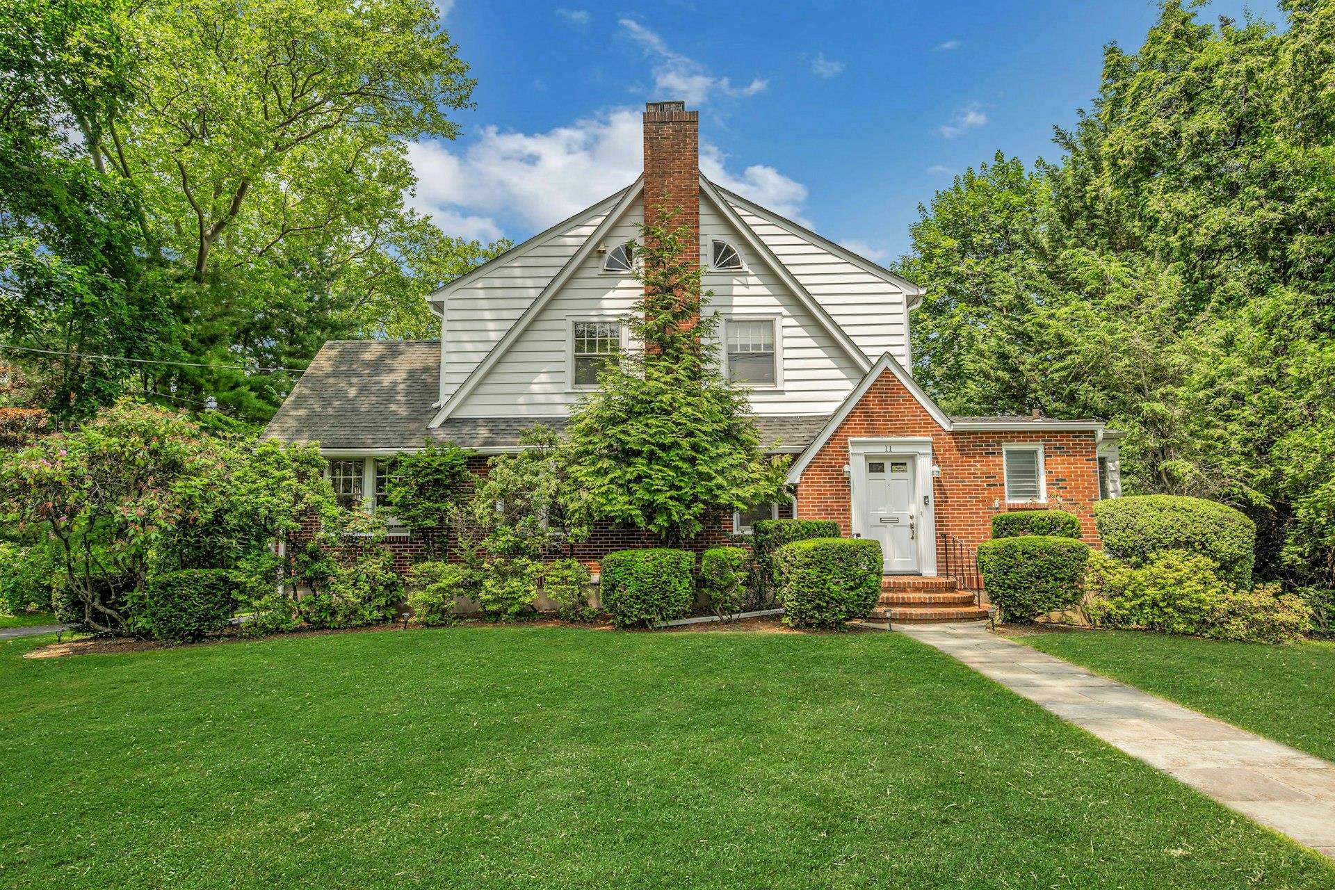 Property for Sale at Oxford Road, White Plains, New York - Bedrooms: 5 
Bathrooms: 4 
Rooms: 12  - $1,425,000