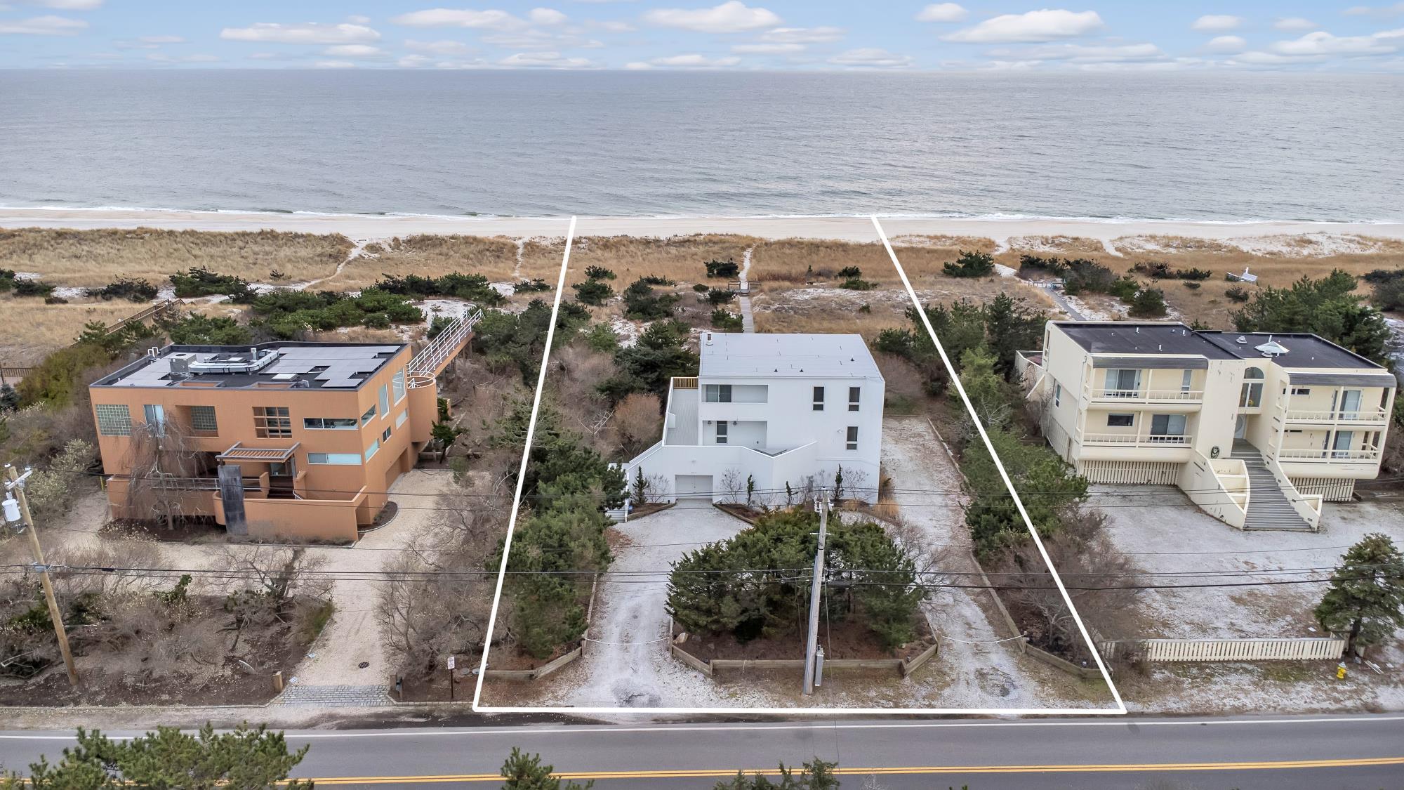 Rental Property at Dune Road, Southampton, Hamptons, NY - Bedrooms: 4 
Bathrooms: 3  - $65,000 MO.