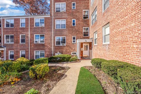 Homes For Sale - 16 Edwards Street #3G<br/> Roslyn Heights, NY 11577