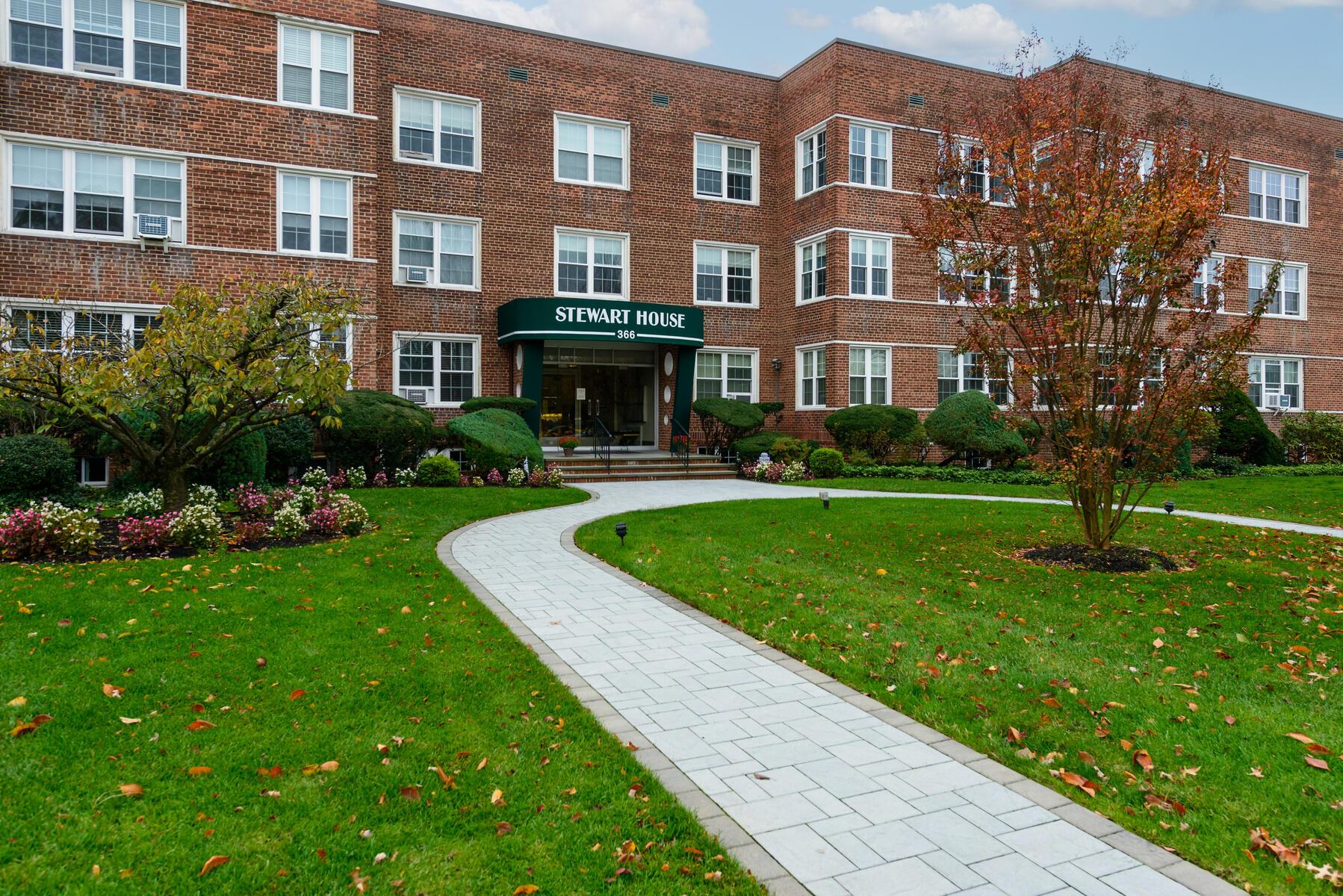 366 Stewart Avenue #A8, Garden City, New York image 1