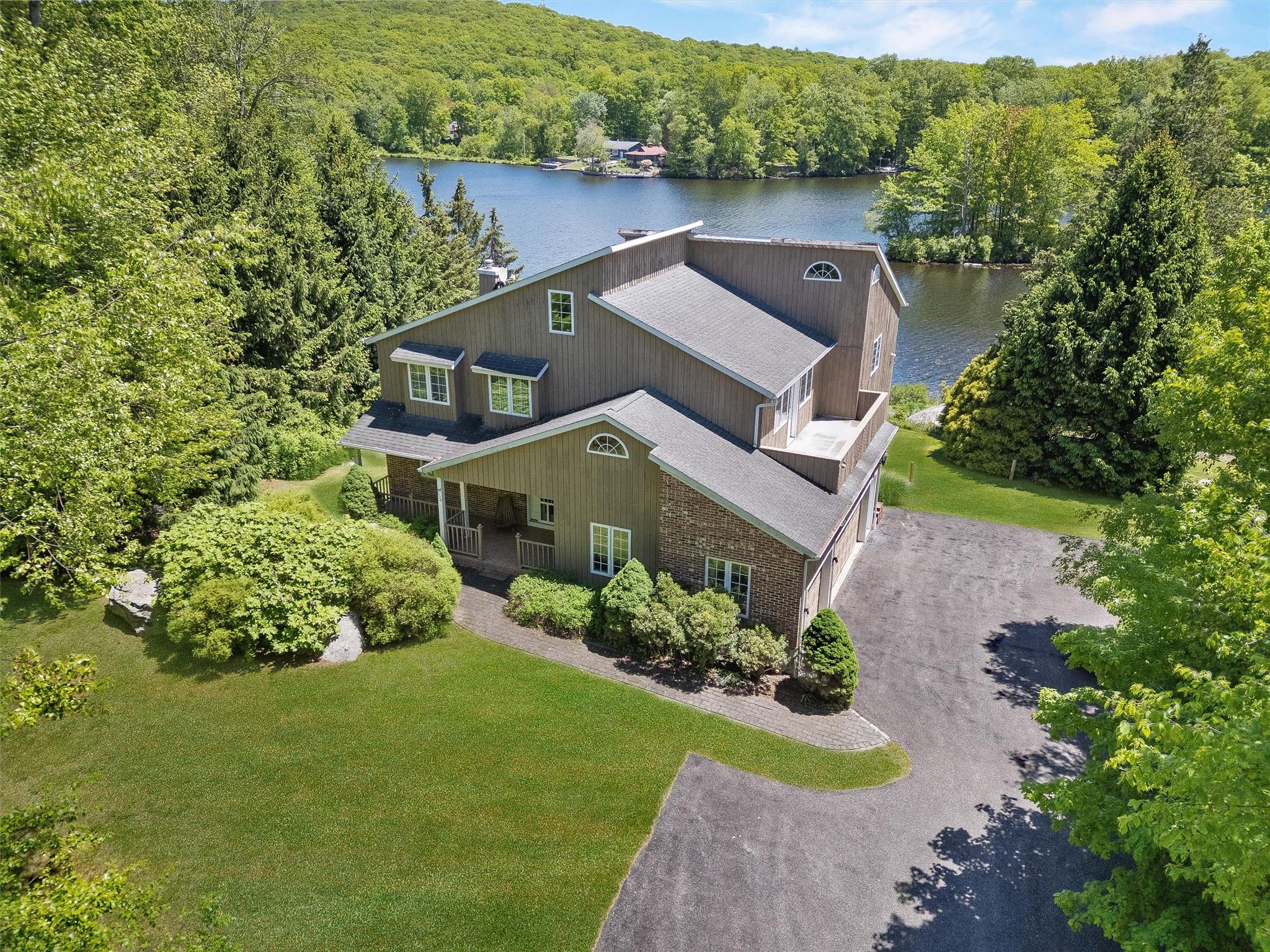 Jansen Rd, Holmes, New York - 4 Bedrooms  
4.5 Bathrooms  
7 Rooms - 