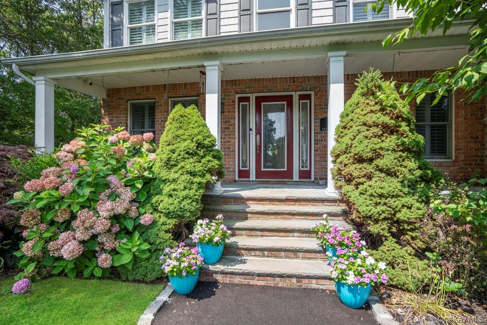 Photo of 15 Victoria Court, Oakdale, NY 11769 (MLS # 1025608)