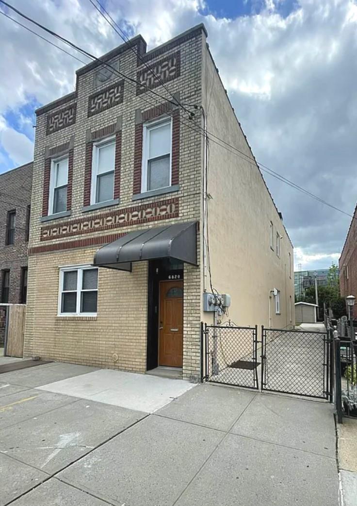 78th Street, Middle Village, Queens, NY - 6 Bedrooms  
3 Bathrooms - 