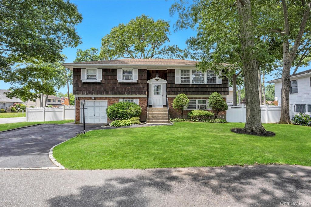 Photo of 612 Vine Street, Babylon, NY 11702 (MLS # 1028665)