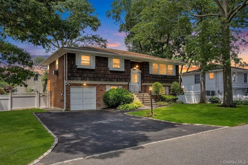 Photo of 612 Vine Street, Babylon, NY 11702 (MLS # 1028665)