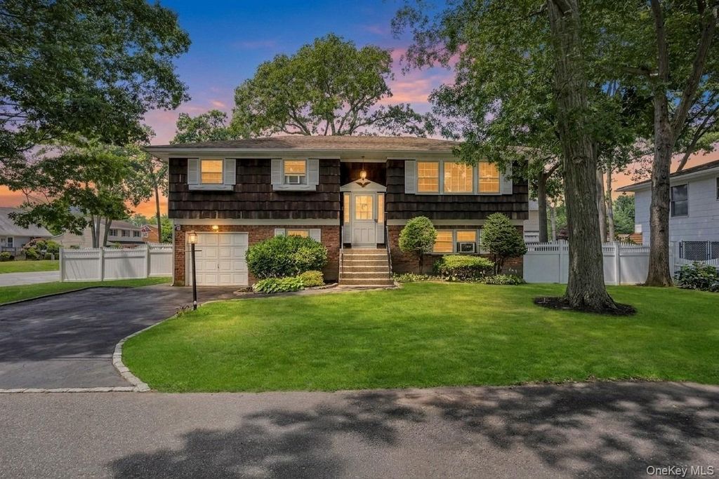 Photo of 612 Vine Street, Babylon, NY 11702 (MLS # 1028665)