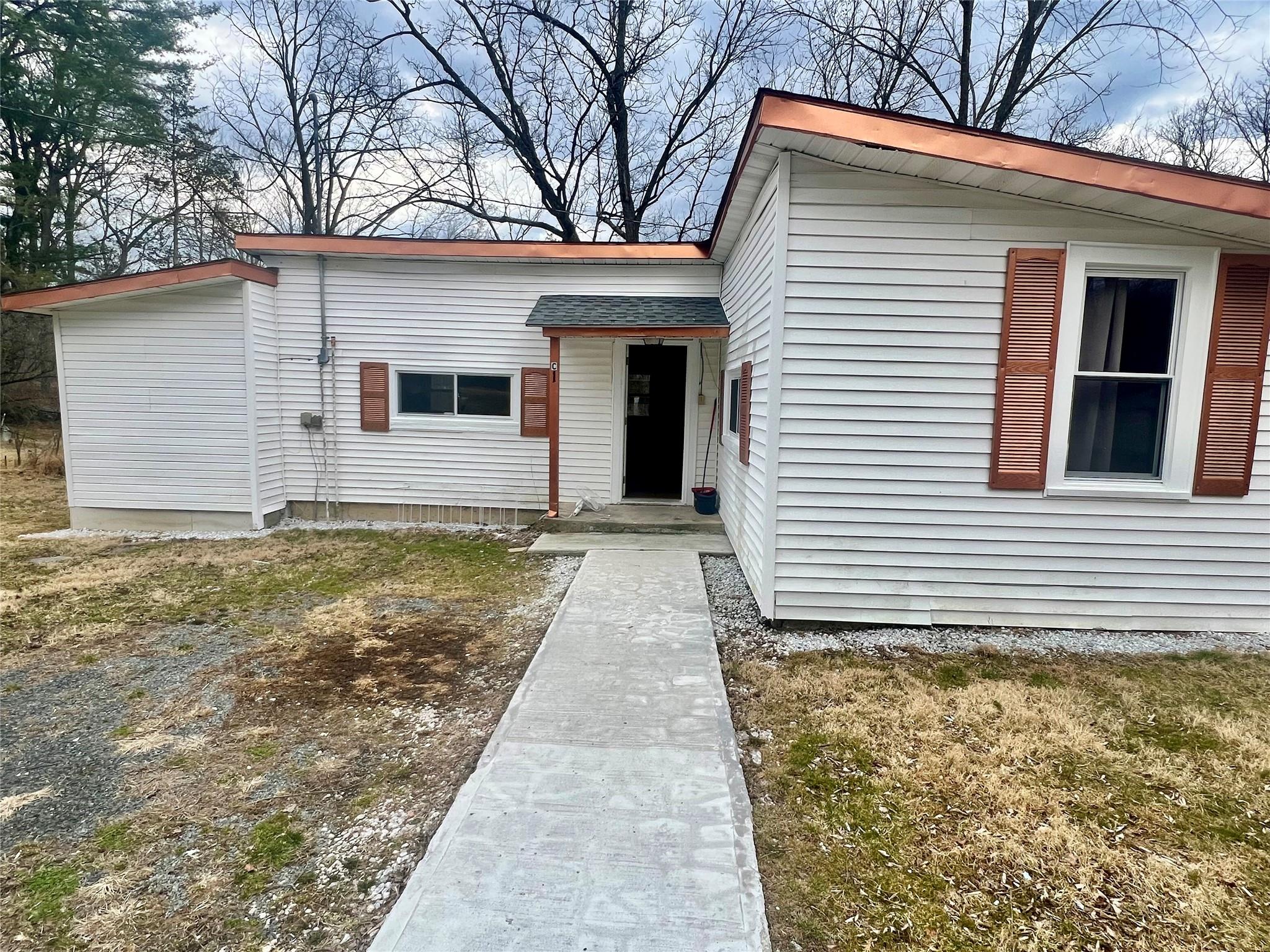 Royal Acres Drive 1, Middletown, New York - 2 Bedrooms  
1 Bathrooms  
5 Rooms - 