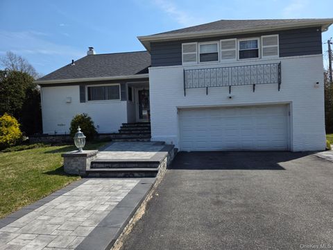 Photo of 838 Pepperidge Road, Westbury, NY 11590 (MLS # 979493)