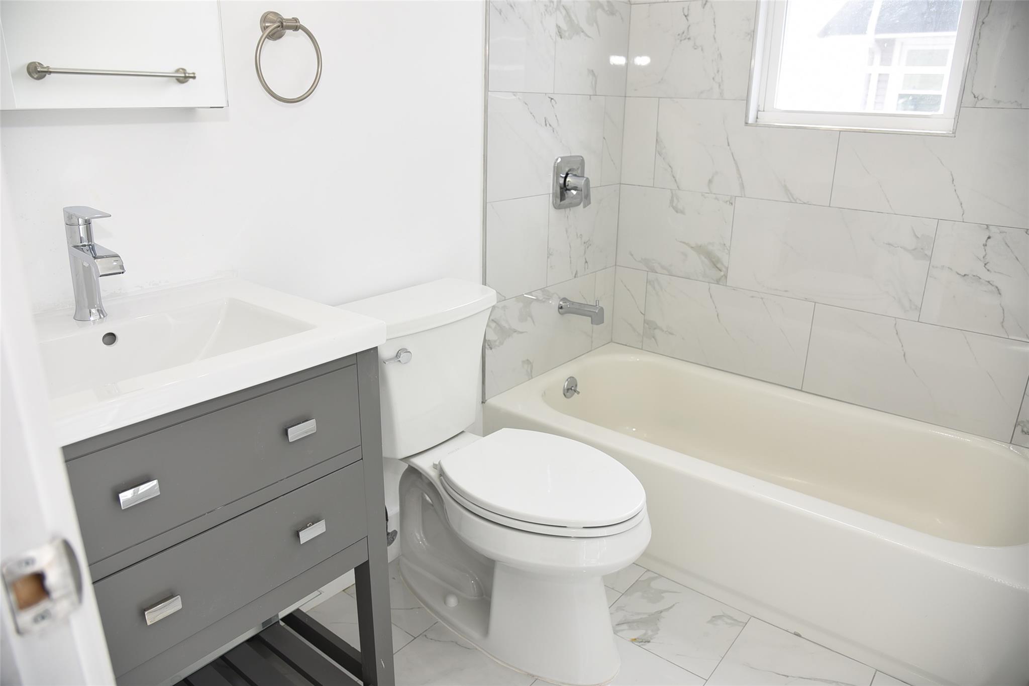 East Rockaway, New York 11518, United States, 4 Bedrooms Bedrooms, ,2 BathroomsBathrooms,Residential,Active,114080