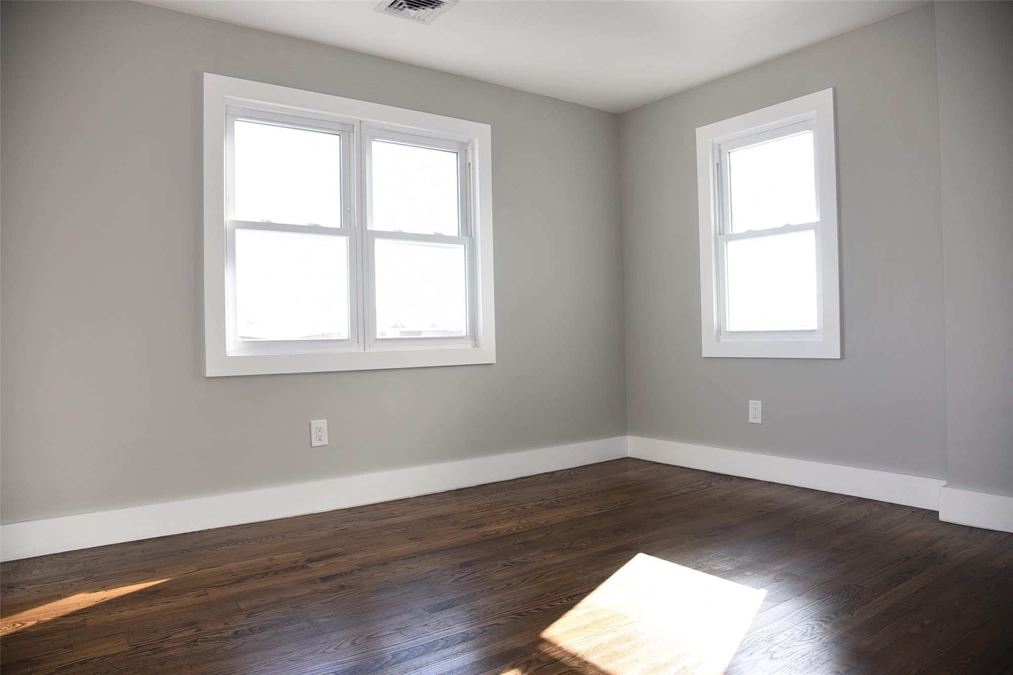 East Rockaway, New York 11518, United States, 4 Bedrooms Bedrooms, ,2 BathroomsBathrooms,Residential,Active,114080