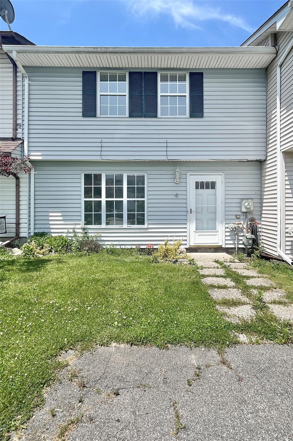 Red Barn Lane, Middletown, New York - 3 Bedrooms  
2 Bathrooms  
6 Rooms - 