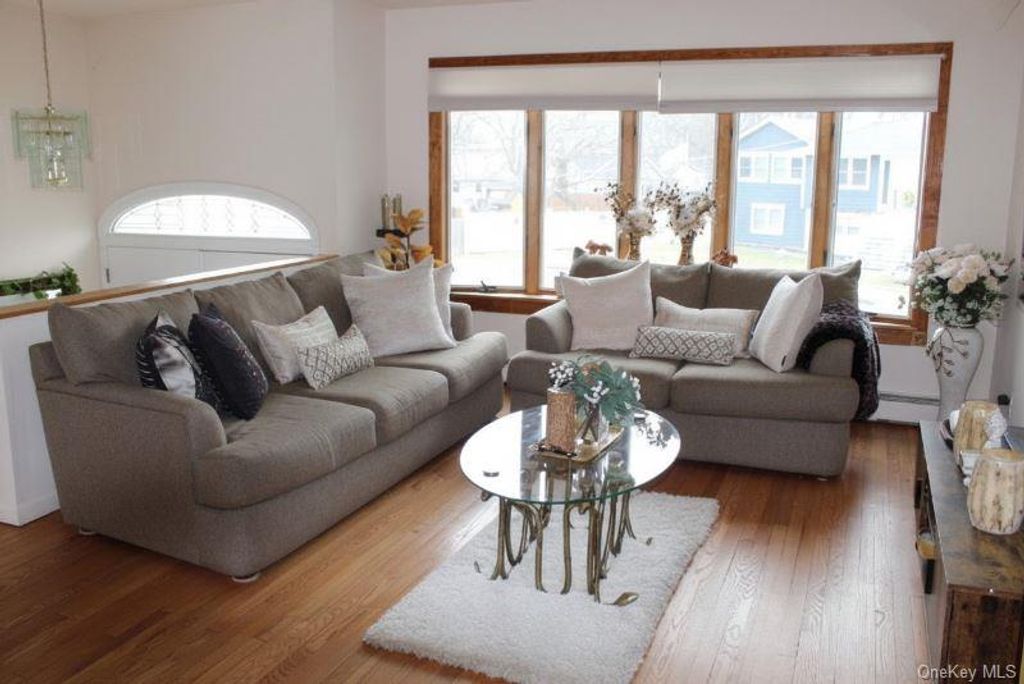 Photo of 395 N Putnam Avenue, Lindenhurst, NY 11757 (MLS # 984067)