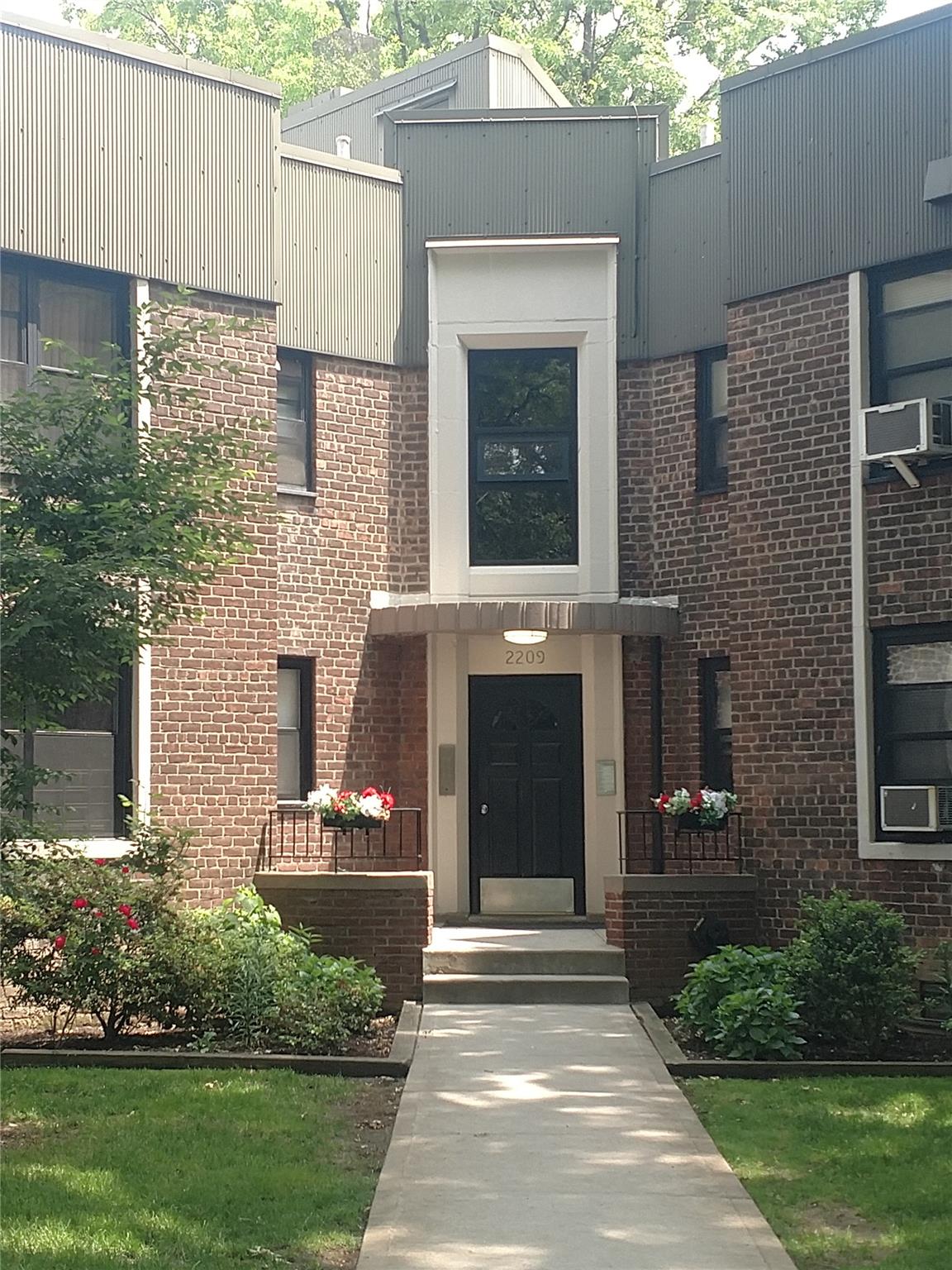 78th Street, East Elmhurst, Queens, NY - 1 Bedrooms  
1 Bathrooms  
3 Rooms - 