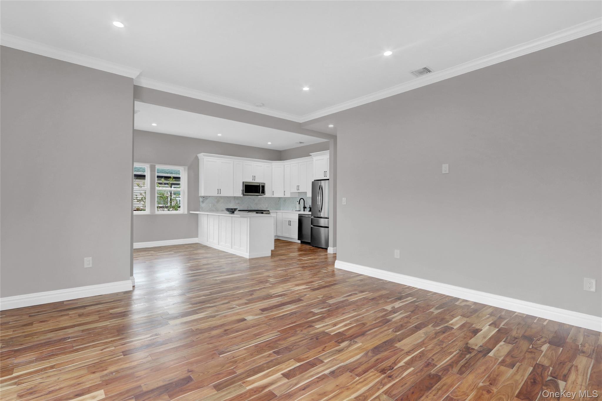 Long Beach, New York 11561, United States, 4 Bedrooms Bedrooms, ,3 BathroomsBathrooms,Residential,Active,181168