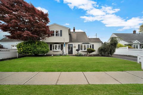 226 Old Farm Road Levittown NY 11756