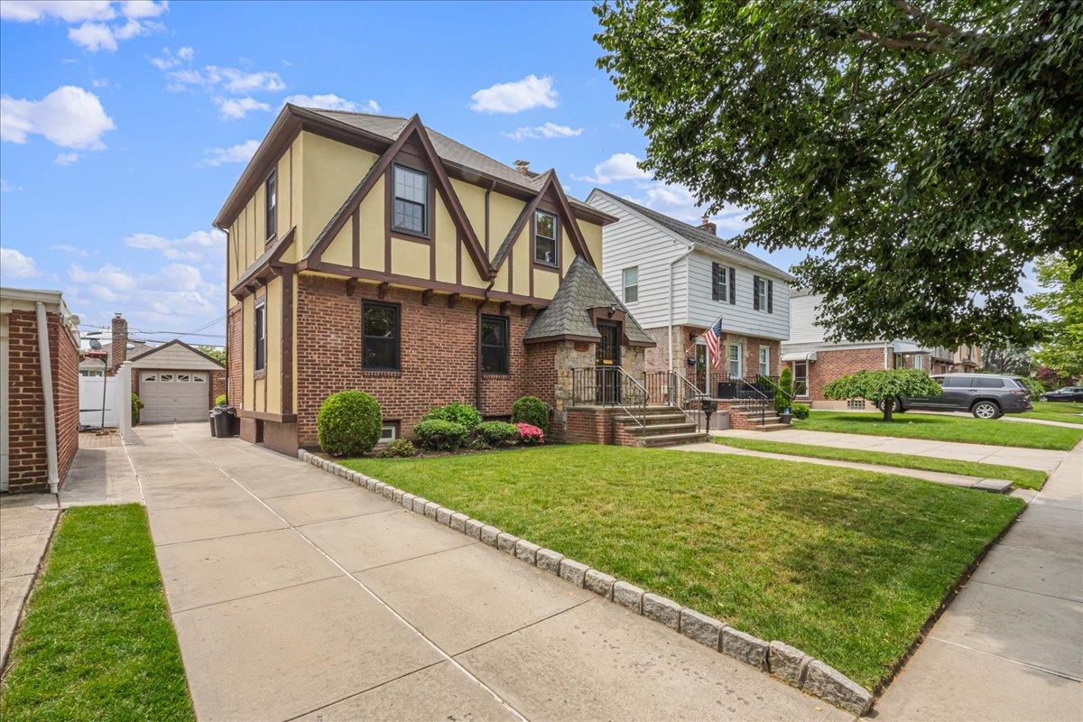 25th Drive, Flushing, Queens, NY - 3 Bedrooms  
2 Bathrooms  
6 Rooms - 