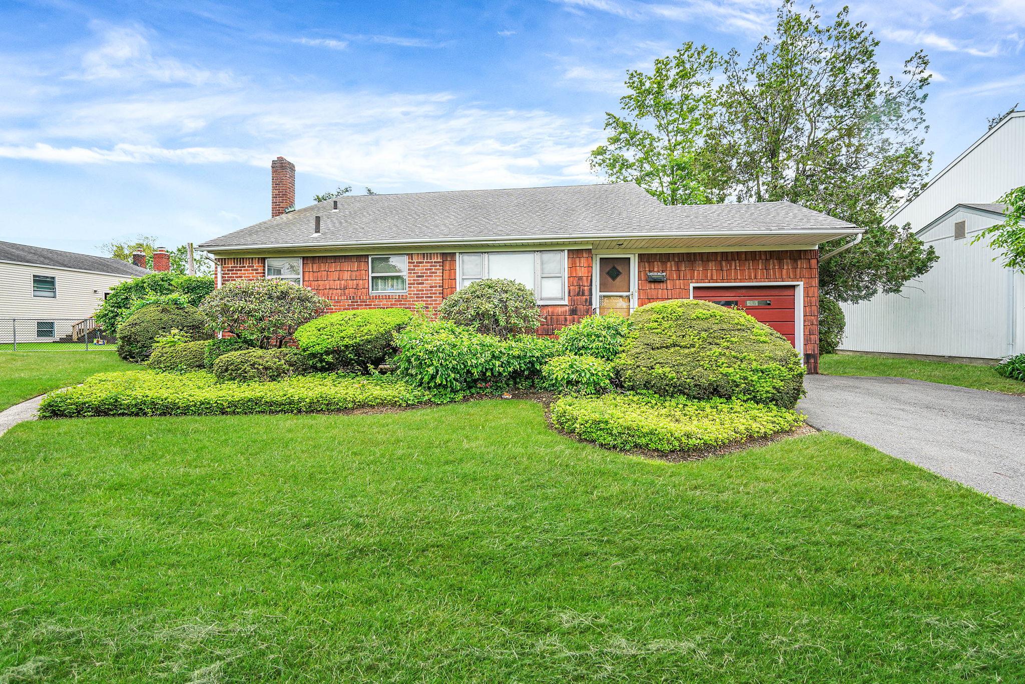 3 Shelter Hill Road, Plainview, New York image 2