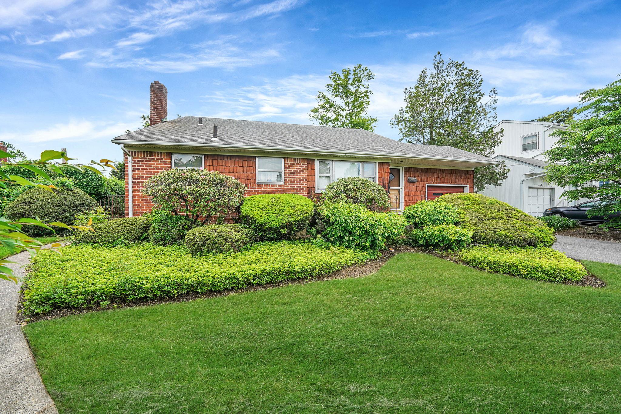 3 Shelter Hill Road, Plainview, New York image 3