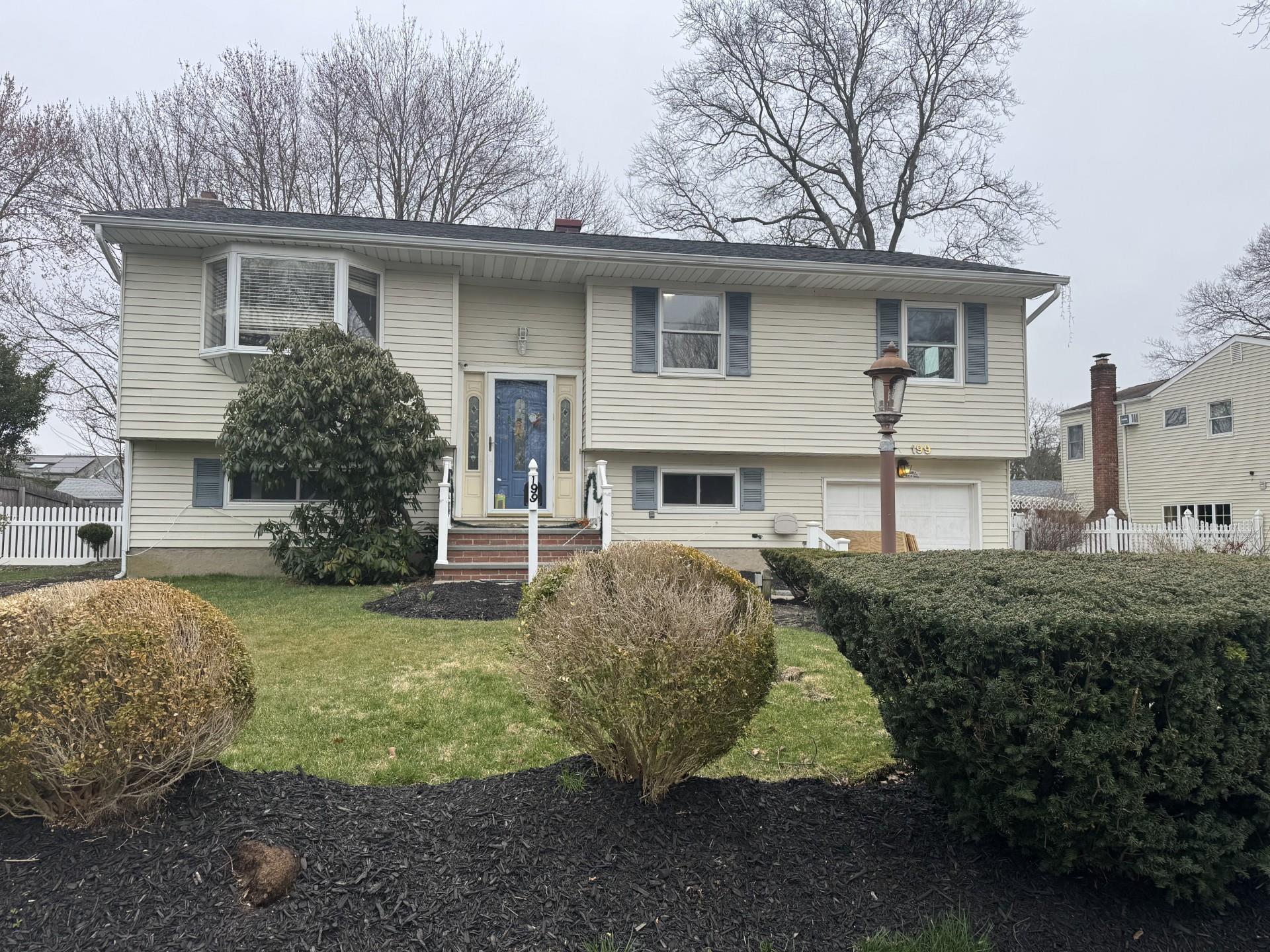 199 Holbrook Road, Ronkonkoma, New York image 2
