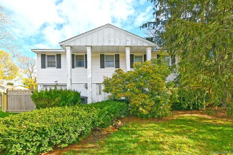 Photo of 22 Suttonwood Drive, Commack, NY 11725 (MLS # 936340)