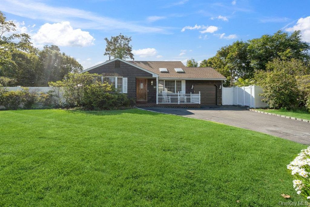 Photo of 21 Larry Road, Selden, NY 11784 (MLS # 922165)