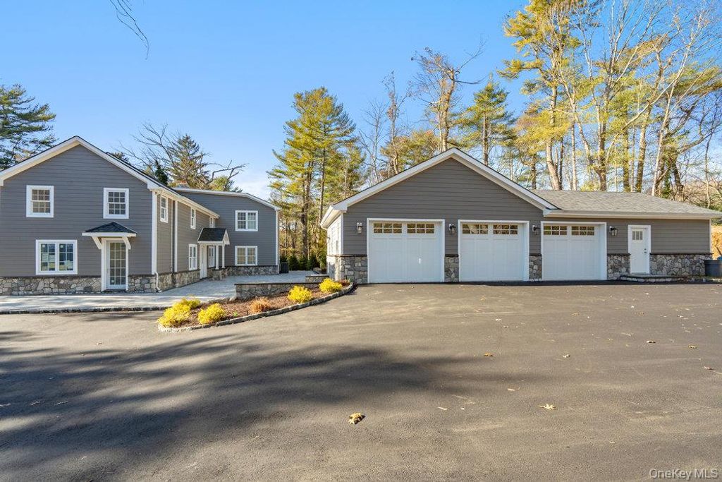 Photo of 89 Mill River Road, Upper Brookville, NY 11771 (MLS # 949536)