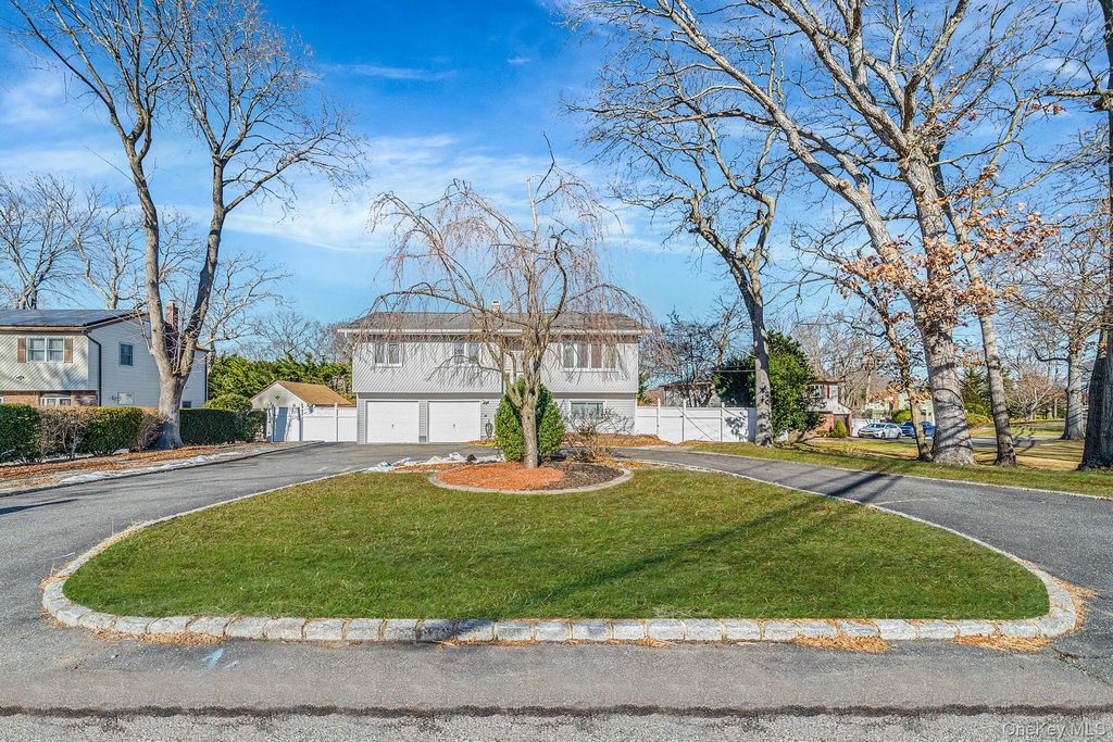 Photo of 299 Seminole Street, Ronkonkoma, NY 11779 (MLS # 950929)