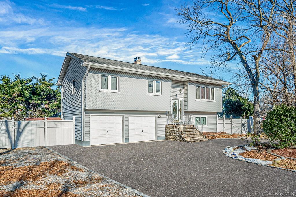 Photo of 299 Seminole Street, Ronkonkoma, NY 11779 (MLS # 950929)