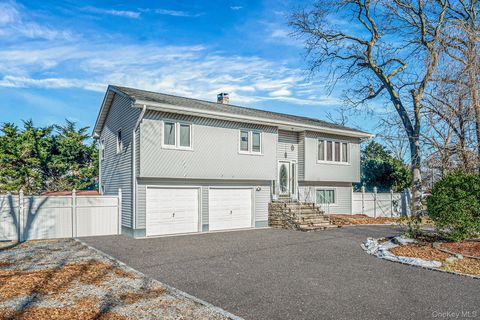 Photo of 299 Seminole Street, Ronkonkoma, NY 11779 (MLS # 950929)