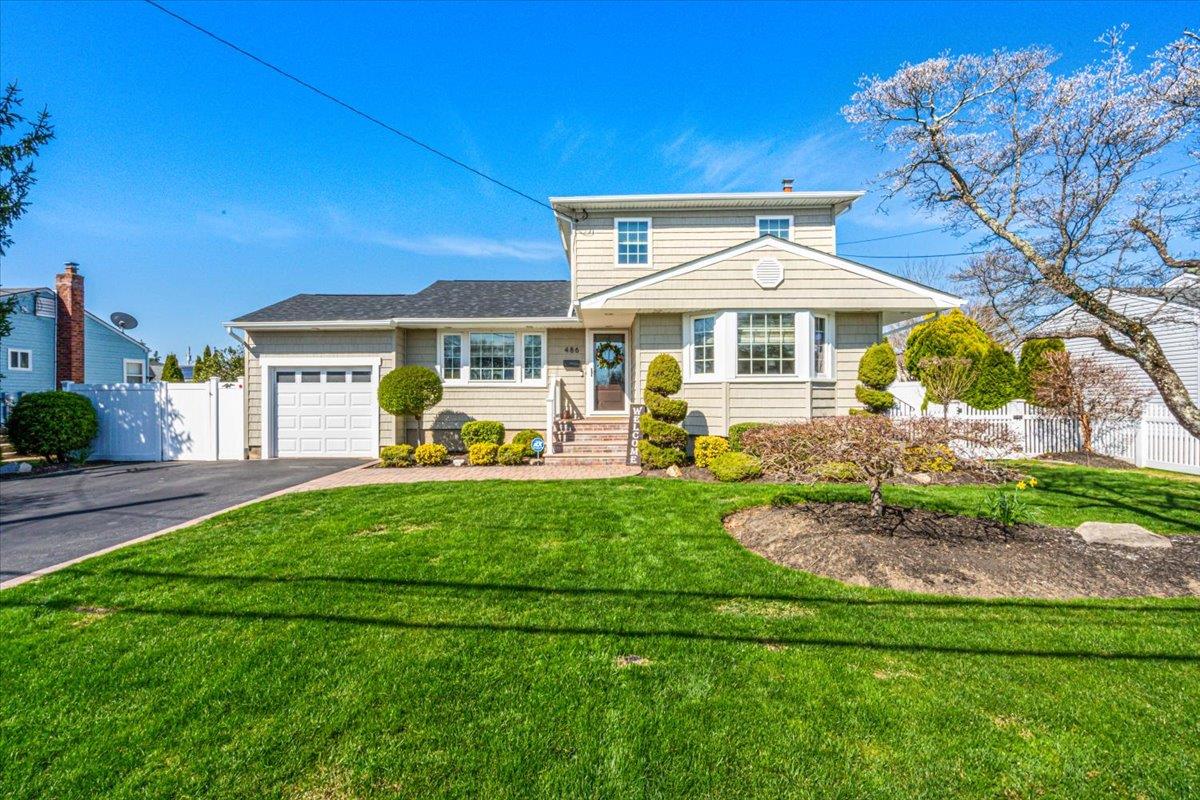 486 Grenadon Lane, North Babylon, New York image 1