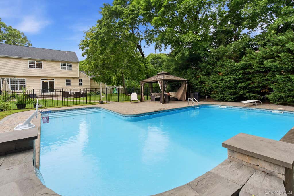Photo of 4 Patricks Way, Saint James, NY 11780 (MLS # 1028829)