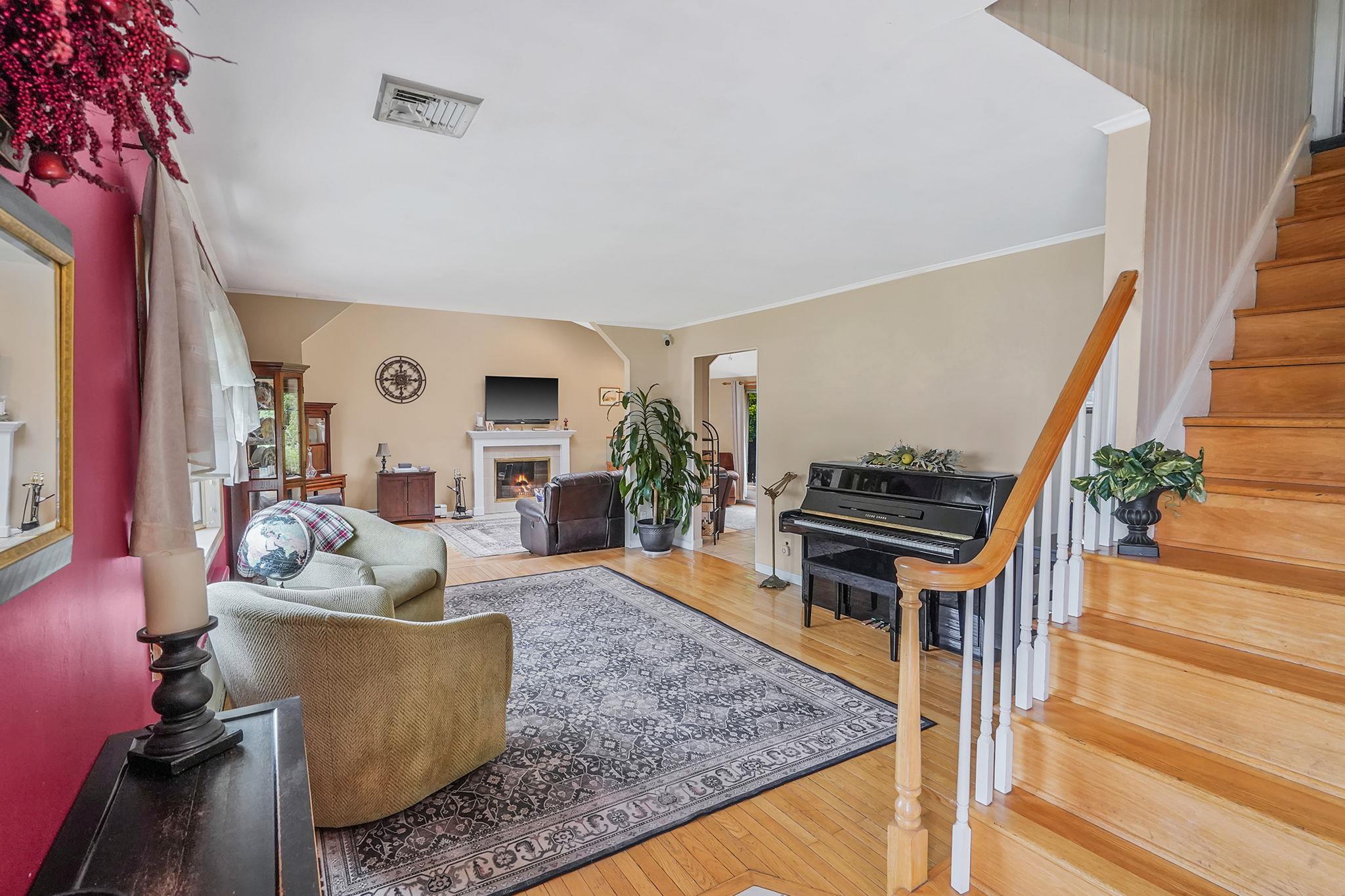 27 Amby Avenue, Plainview, New York image 7