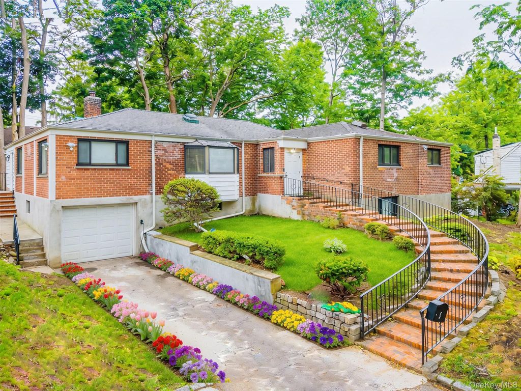 Photo of 5 Bellingham Lane, Great Neck, NY 11023 (MLS # 1003370)