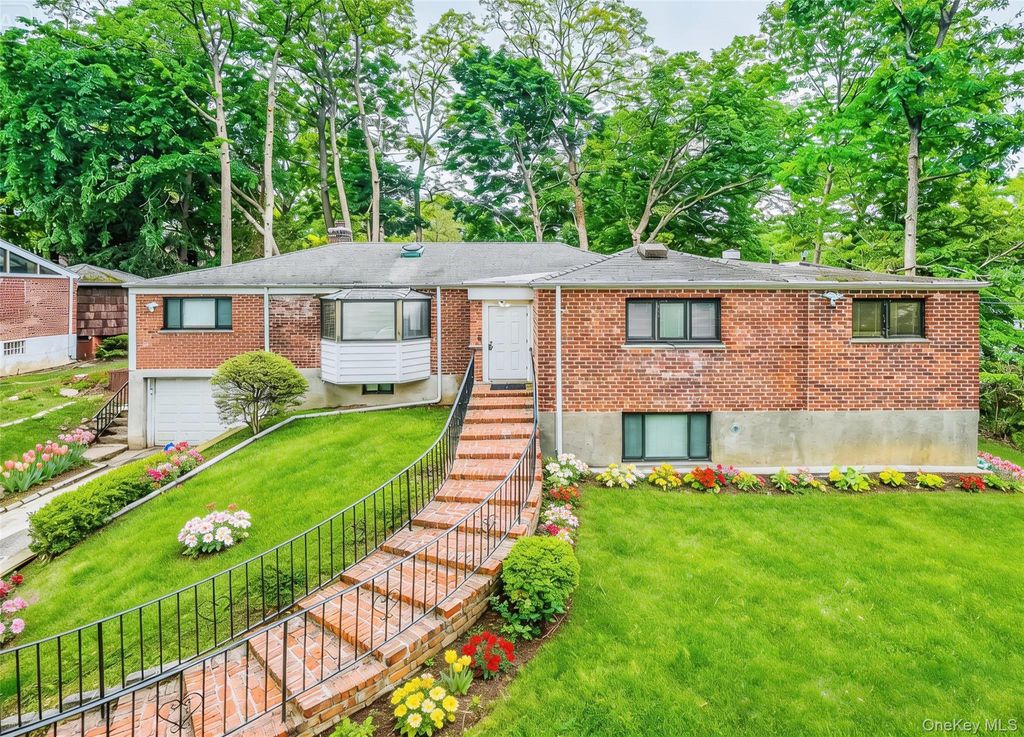 Photo of 5 Bellingham Lane, Great Neck, NY 11023 (MLS # 1003370)