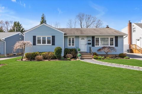 689 Pleasant Avenue, Westbury, NY 11590 - MLS#: 982485