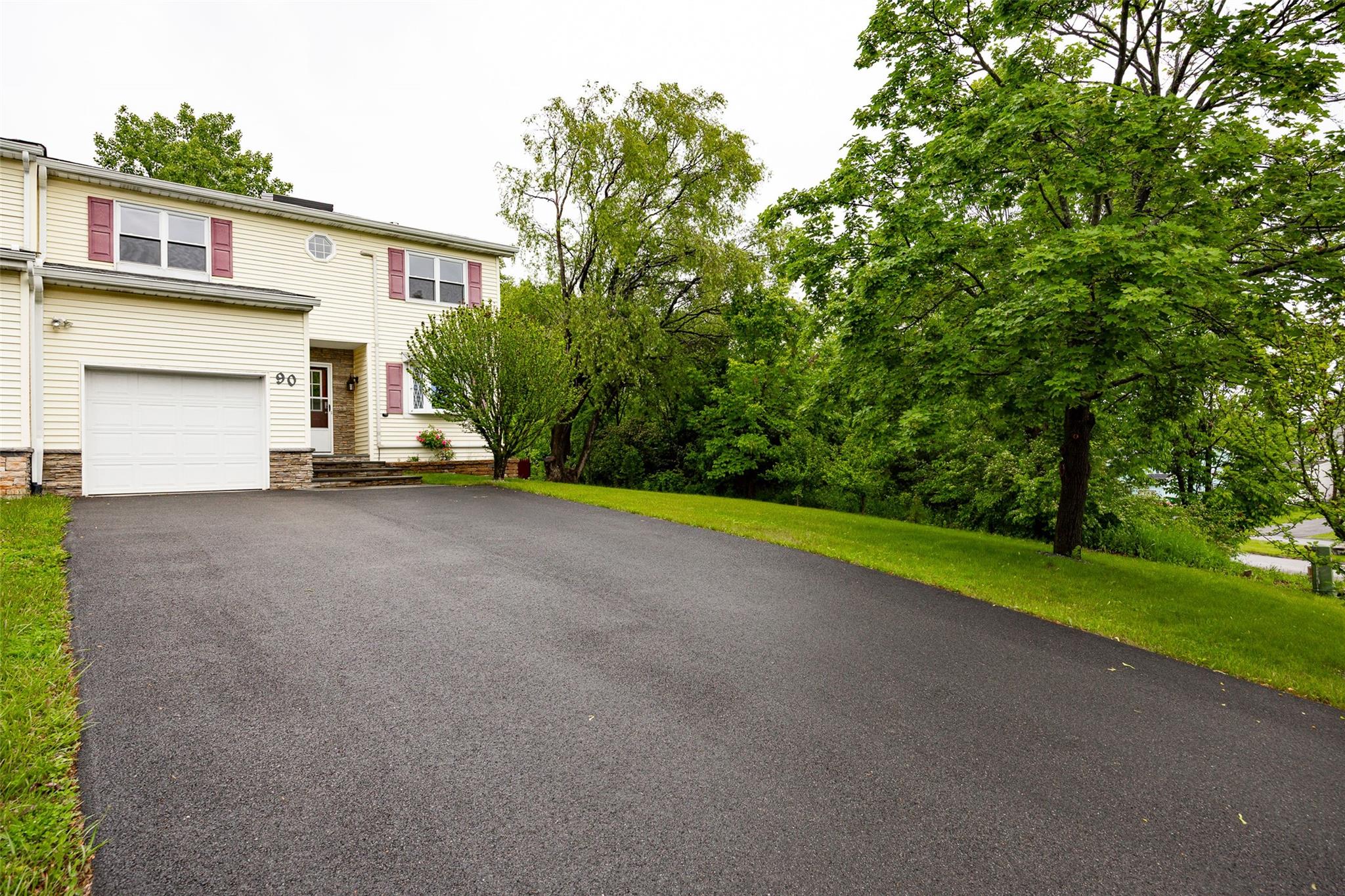 Fieldstone Blvd Blvd, Wappingers Falls, New York - 3 Bedrooms  
3 Bathrooms  
8 Rooms - 