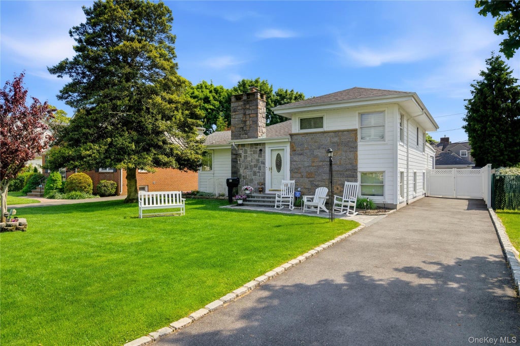 Photo of 82 Sunset Road, Bay Shore, NY 11706 (MLS # 1059421)