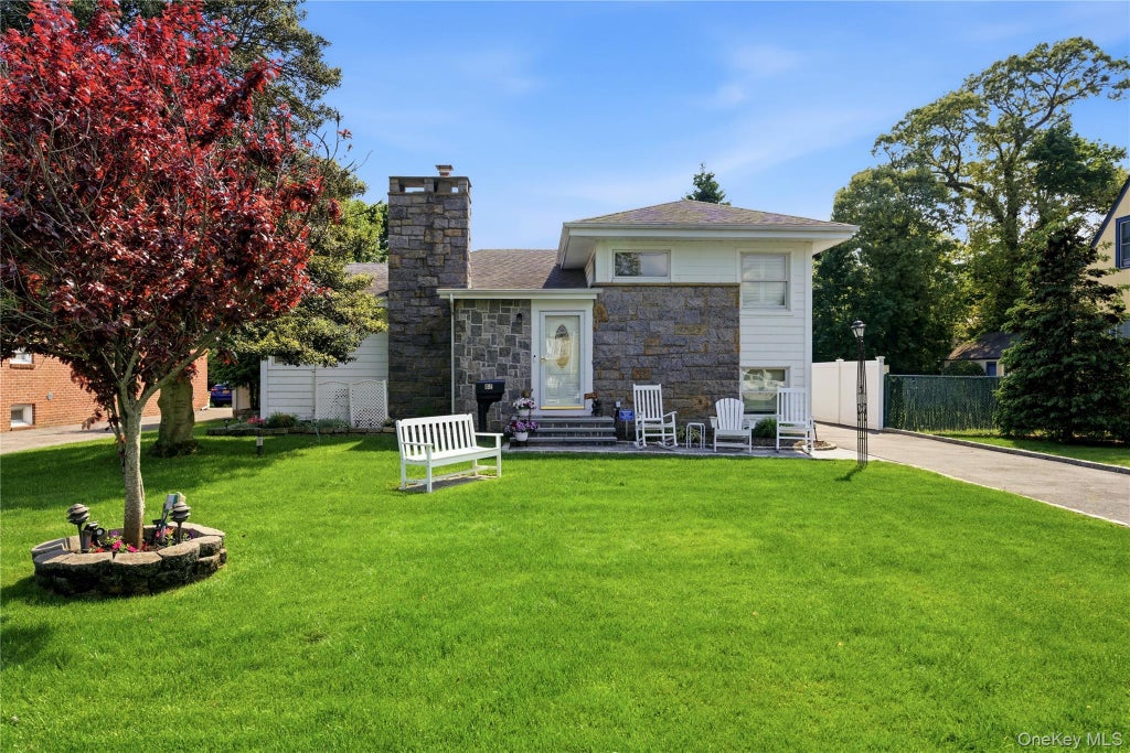 Photo of 82 Sunset Road, Bay Shore, NY 11706 (MLS # 1059421)