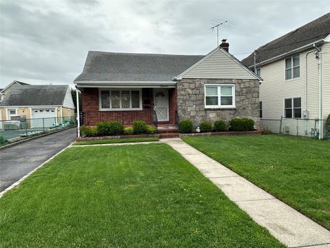 Photo of 12 Smith Street, Glen Cove, NY 11542 (MLS # 989988)