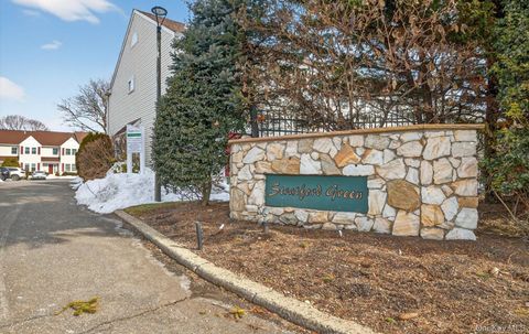Photo of 32 Stratford Green, Farmingdale, NY 11735 (MLS # 967806)