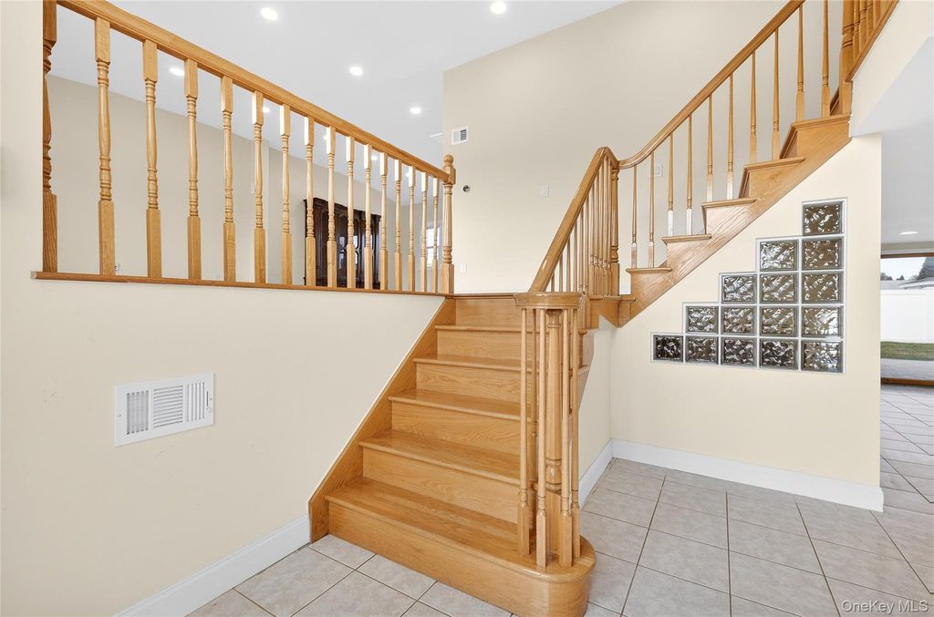 Photo of 38 S Oaks Boulevard, Plainview, NY 11803 (MLS # 977135)