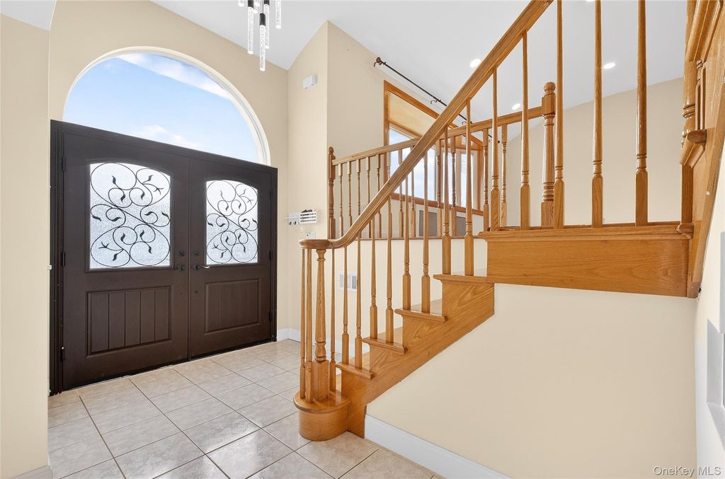 Photo of 38 S Oaks Boulevard, Plainview, NY 11803 (MLS # 977135)