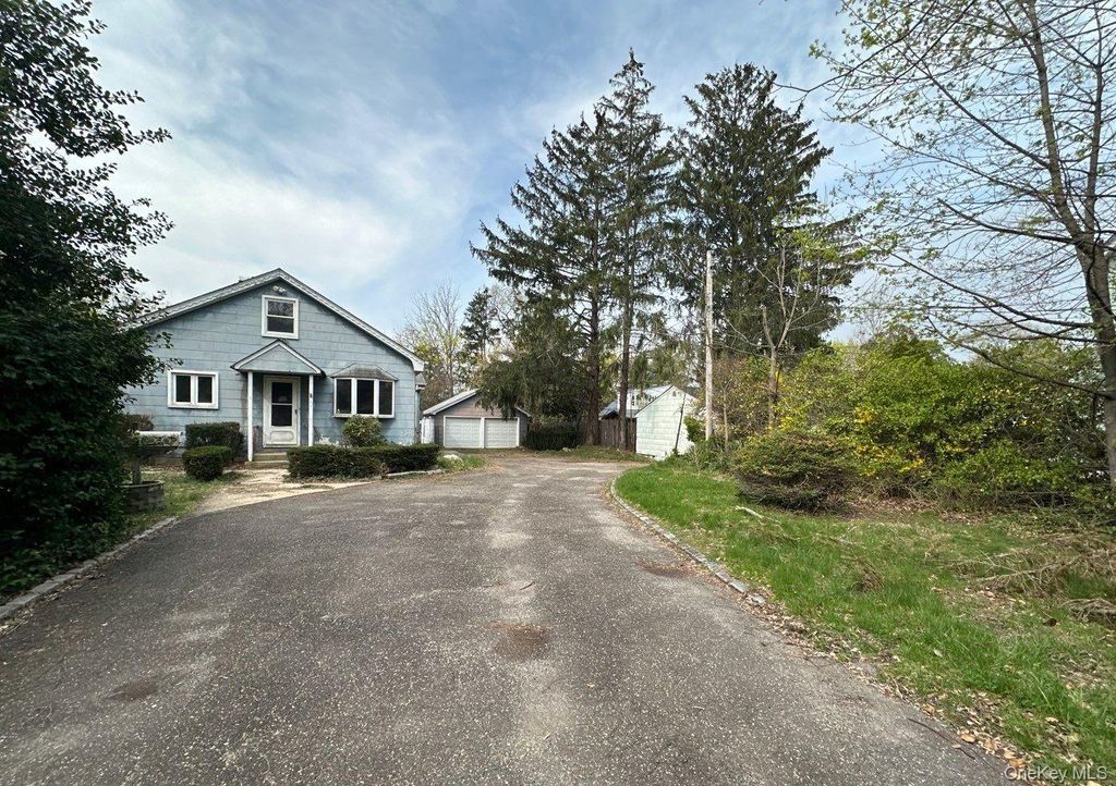 Photo of 11 5th Avenue S, Huntington Station, NY 11746 (MLS # 992888)