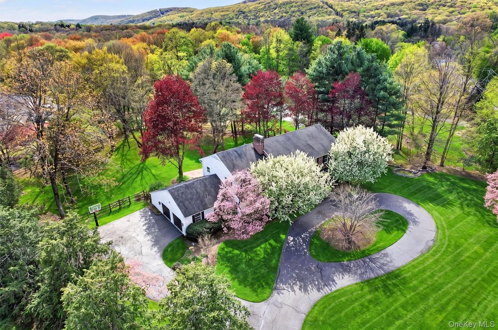Photo of 1 Vivian Place, Montebello, NY 10901 (MLS # 992572)