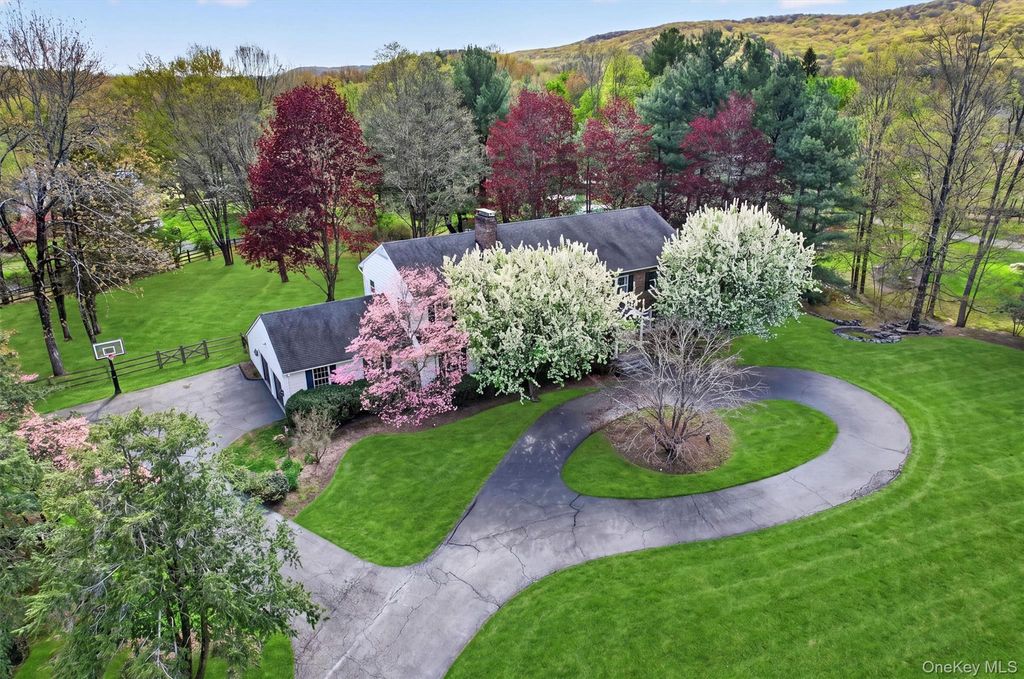 Photo of 1 Vivian Place, Montebello, NY 10901 (MLS # 992572)