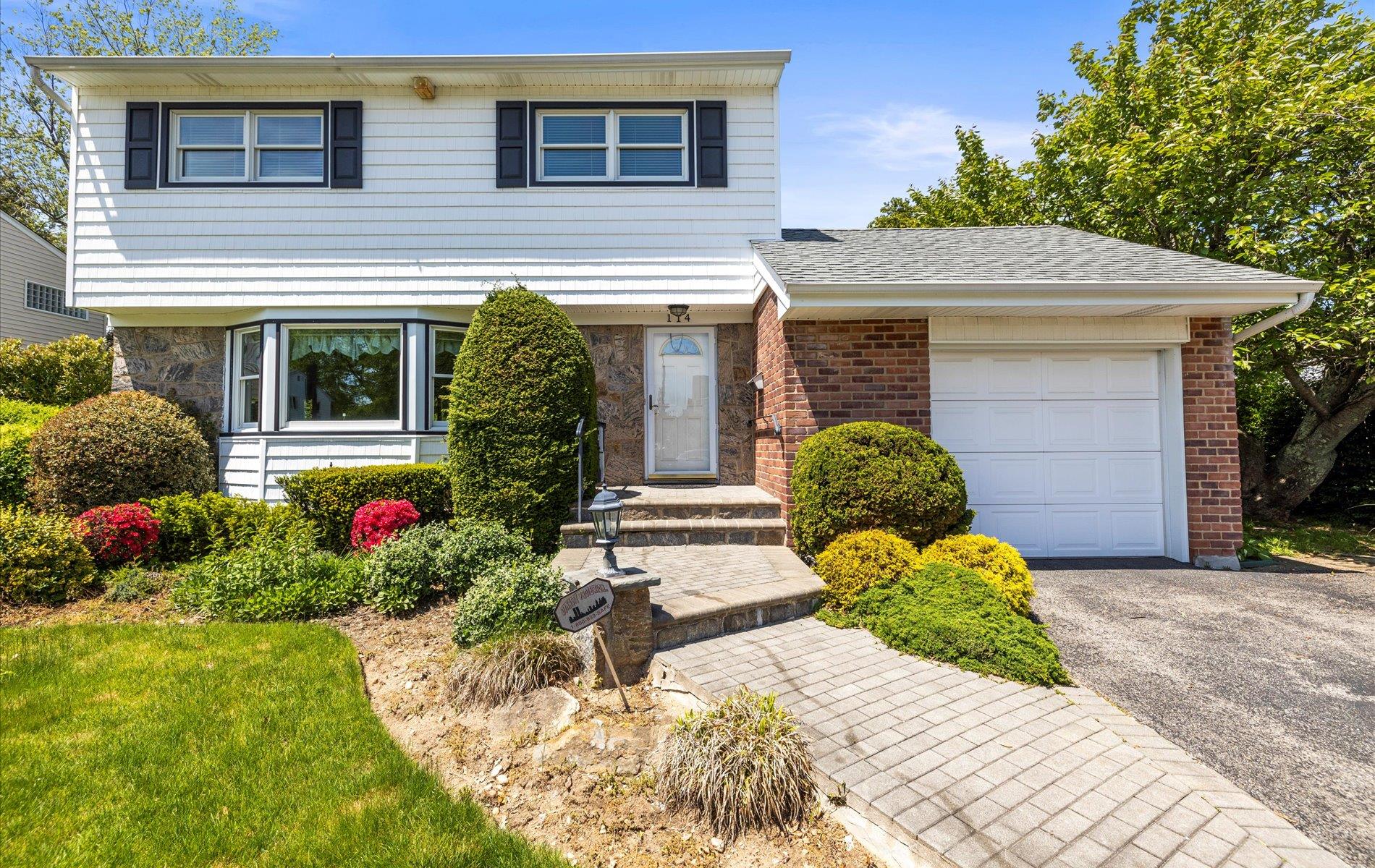 114 Schoharie Drive, Jericho, New York image 2